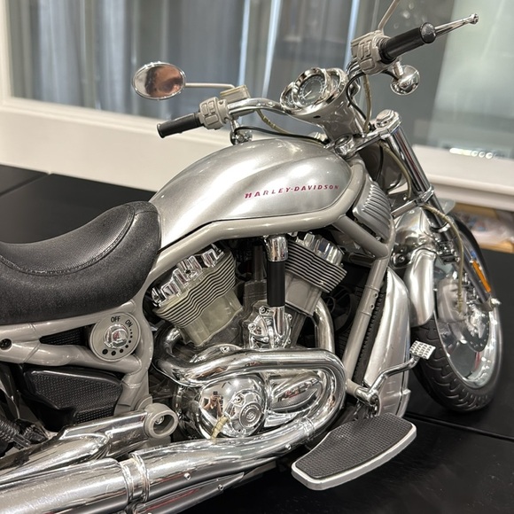 Vintage Harley-Davidson Remote Control V-Rod Motorcycle - Picture 7 of 14